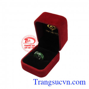 Nhẫn ngón út cẩm thạch đẹp phù hợp mệnh mộc và mệnh hỏa.