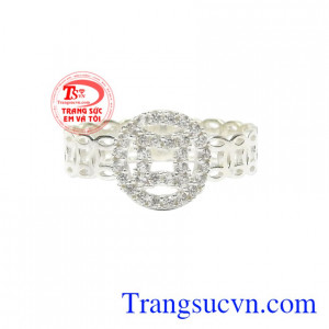 Điểm nổi bật của chiếc nhẫn chính là hình ảnh các đồng kim tiền xếp vào nhau, tạo nên một sả phẩm đẹp mắt.