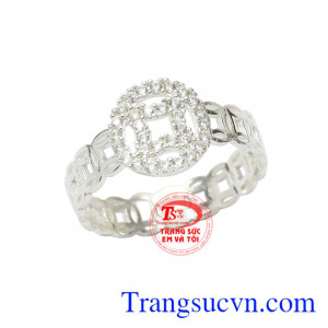 Vào các ngày đầu năm, người ta hay mua nhẫn kim tiền để làm quà tặng, hay dành cho mình với mong muốn gặp thật nhiều may mắn.