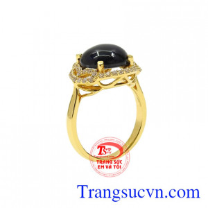 Nhẫn nữ saphir sang trọng kiểu dáng mới lạ giúp tôn lên nét duyên dáng và sang trọng đến cho người đeo.