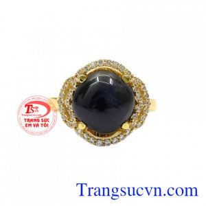 Với sự kết hợp hài hòa giữa đá saphir thiên nhiên và những viên cz lấp lánh tạo nét ấn tượng cho phái đẹp.