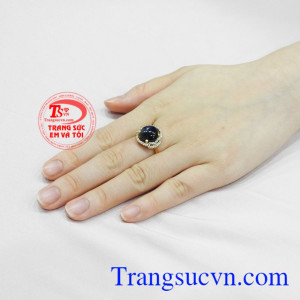 Nhẫn nữ saphir sang trọng.