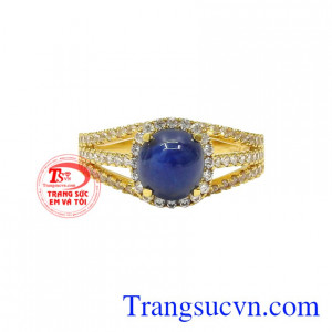 Với chỉ một chiếc nhẫn nhỏ xinh thôi cũng đủ giúp cho đôi bàn tay của người đeo trông mềm mại và thanh thoát hơn.