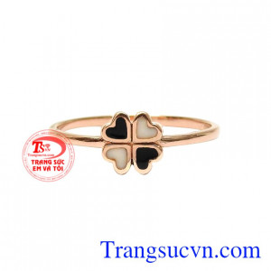 Với chỉ một chiếc nhẫn nhỏ xinh thôi cũng đủ giúp phái đẹp toát lên được nét dịu dàng, thanh tú cho đôi bàn tay của các nàng.