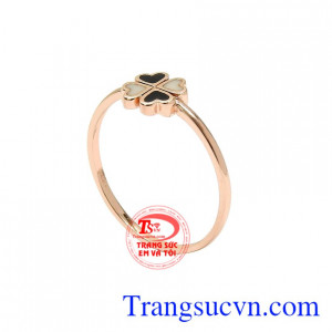 Là con gái ai cũng luôn muốn mình trở nên thật xinh đẹp, và chiếc nhẫn này sẽ là sự lựa chọn hoàn hảo để giúp các nàng tỏa sáng, hợp thời trang hơn.