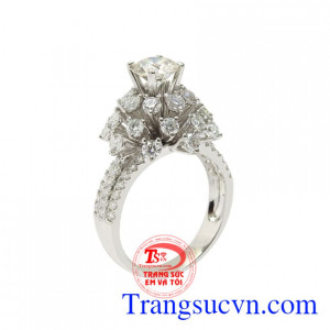 Nhẫn nữ vàng trắng moissanite được chế tác vô cùng tinh xảo và lộng lẫy.