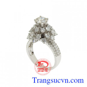 Đá moissanite là viên đá có tính chất gần giống với kim cương thiên nhiên nhất mà giá thành không quá cao.