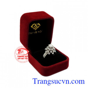 Nhẫn nữ vàng trắng moissanite quý phái.
