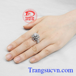 Nhẫn nữ vàng trắng moissanite 18k.
