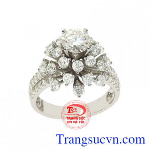 Do vậy các sản phẩm gắn đá này được yêu thích không kém phần những chiếc nhẫn kim cương thiên nhiên.