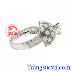 Nhẫn nữ vàng trắng moissanite cao cấp.