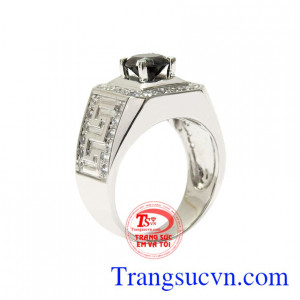 Nhẫn vàng trắng bản lĩnh phái mạnh được chế tác vô cùng tinh xảo tạo nét ấn tượng cho nam giới.