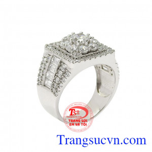 Nhẫn vàng trắng phái mạnh ấn tượng được các nhà chế tác hoàn kim làm một cách tỉ mỉ và cẩn thận.