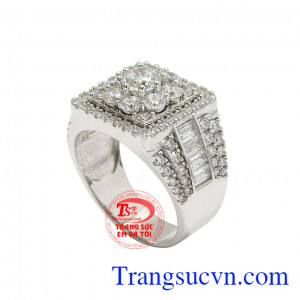 Với chất liệu vàng trắng 10k kết hợp cùng những viên đá CZ lấp lánh tạo hiệu ứng phát sáng và giúp chiếc nhẫn nổi bật hơn.