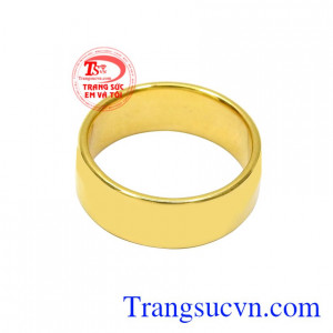 Chiếc nhẫn này được chế tác trên chất liệu vàng 18k sáng bóng giúp cho đôi tay nhỏ xinh cúa các cô gái nổi bật hơn.