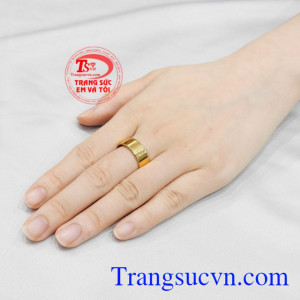 Nhẫn vàng trơn thời thượng tinh tế.
