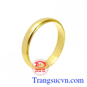 Nhẫn vàng trơn xu hướng được chế tác tinh xảo từ vàng 18k chất lượng.