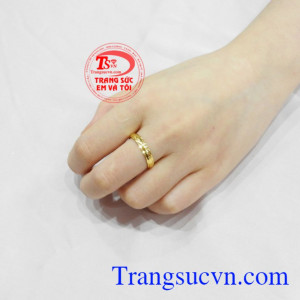 Nhẫn vàng trơn xu hướng tinh tế.