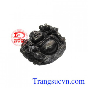 Phật Di Lặc thường được gắn với các biểu tượng giàu sang như đồng tiền, thỏi vàng, túi đựng châu báu, nhưng cũng là tượng trưng của sức khỏe và trường thọ.