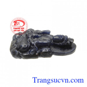 Mặt phật này được chế tác từ đá saphir thiên nhiên mang đến nhiều may mắn, thịnh vượng và bình an đến cho gia chủ
