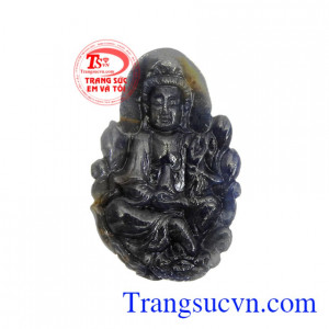 Phật Quan Âm saphir bình an được chạm khắc tinh xảo từ đá sapphire thiên nhiên chất lượng.