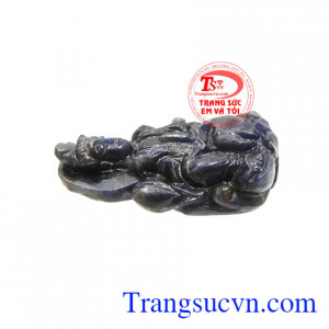 Người dùng có thể bọc trang sức vàng hay bạc để tạo điểm nhấn và trông cũng đầy sang trọng hơn.