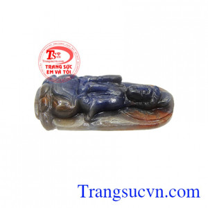 Sản phẩm được chế tác từ đá saphir màu xanh lam phù hợp cho những ai mang mệnh Thủy và Mộc.
