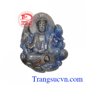 Phật Quan Âm saphir đại cát được chế tác sáng bóng toát lên được vẻ đẹp của sản phẩm.