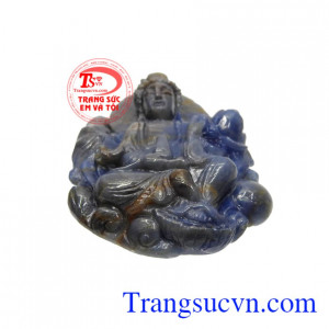 Từ thời xa xưa, saphir được các giới quý tộc, thượng lưu ưa chuộng và sử dụng, nó còn được coi là viên đá hoàng gia.