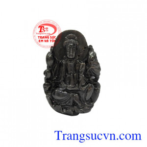 Phật Quan Âm Sapphire cát tường được chạm khắc vô cùng tinh xảo và đẹp mắt.