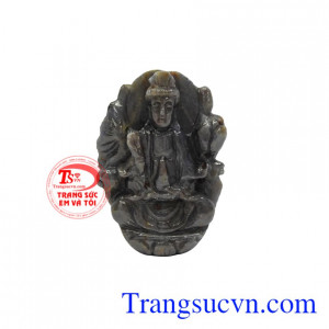 Phật Quan Âm Sapphire đại lộc được chạm khắc tỉ mỉ từ đá Sapphire thiên nhiên.