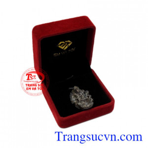 Phật Quan Âm Sapphire đại lộc đẹp.