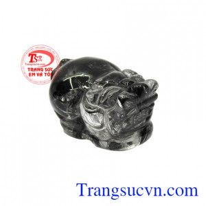 Thạch anh tóc đen có tác dụng tốt về phong thủy, mang đến sự tự tin và cảm giác như được bảo vệ, che chở.