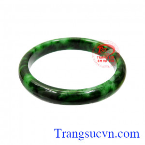 Vòng cẩm thạch an nhiên được chế tác kiểu bản hẹ.