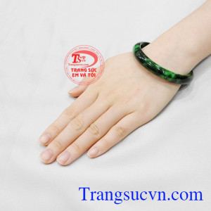 Đây là loại ngọc mà được rất nhiều khách hàng yêu thích và lựa chọn. Vòng cẩm thạch an nhiên