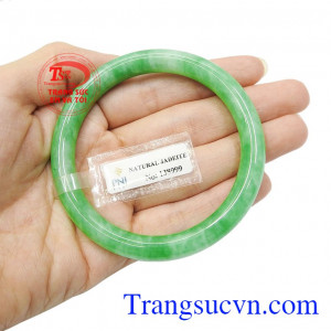 Ở Trung Quốc thời xưa, ngọc cẩm thạch được coi là loại đá dành riêng cho hoàng tộc. Vòng cẩm thạch hộ mệnh