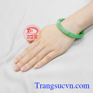 Không chỉ có tác dụng về phong thủy mà còn có tác dụng tốt với sức khỏe người dùng. Vòng cẩm thạch hộ mệnh