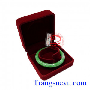 Chính vì vậy mà rất nhiều khách hàng đã lựa chọn và sử dụng ngọc cẩm thạch thiên nhiên. Vòng cẩm thạch hộ mệnh