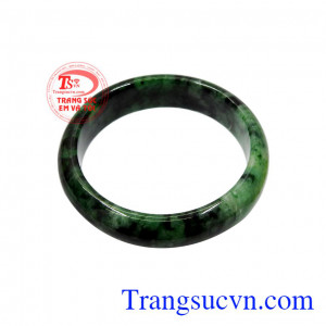 Vòng cẩm thạch mệnh mộc mang đến sự che chở và bảo vệ cho người dùng.