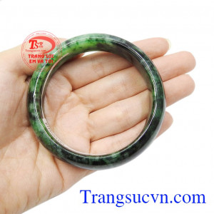 Sản phẩm được chế tác kiểu bản hẹ, sang trọng và quý phái. Vòng cẩm thạch mệnh mộc