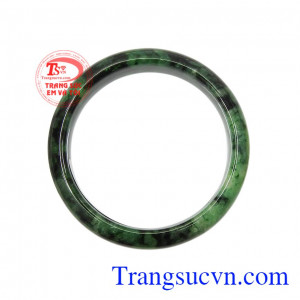 Nhiều người tin rằng, ngọc cẩm thạch sẽ mang đến năng lượng dồi dào cho sức khỏe, tinh thần lạc quan và vui vẻ. Vòng cẩm thạch mệnh mộc