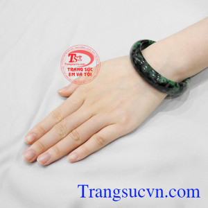 Vòng cẩm thạch mệnh mộc có giấy kiểm định đá quý uy tín.