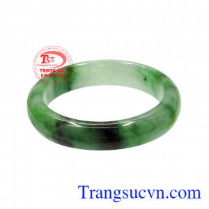 Vòng cẩm thạch phát lộc được chế tác với kiểu bản hẹ, sang trọng và quý phái.
