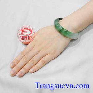 Sản phẩm phù hợp để dành tặng cho các bà, các mẹ. Vòng cẩm thạch phát lộc