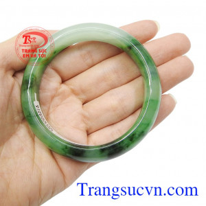 Người ta tin rằng, những năng lượng từ ngọc sẽ mang đến bình an, may mắn, suy nghĩ tích cực từ đó gặt hái được nhiều thành công. Vòng cẩm thạch phát lộc