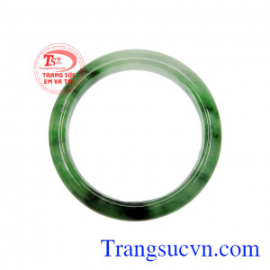 Ngọc cẩm thạch thiên nhiên là viên đá hộ mệnh cho người mệnh mộc và mệnh hỏa. Vòng cẩm thạch phát lộc