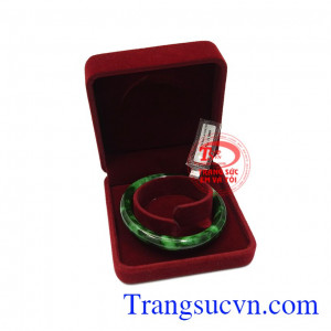 Vòng cẩm thạch thịnh vượng phù hợp cho người mệnh hỏa và mệnh mộc. 