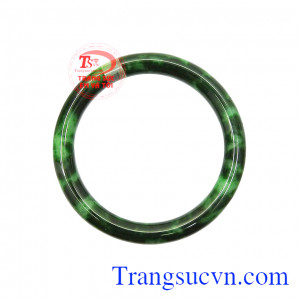 Ngọc cẩm thạch thiên nhiên là loại ngọc quý thường được dùng cho các vua chúa thời xưa. Vòng cẩm thạch thịnh vượng