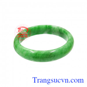 Vòng ngọc cẩm thạch sang trọng càng tăng thêm sự quyến rũ và đẳng cấp. 