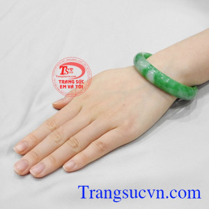 Ngoài ra, ngọc cẩm thạch còn tăng khả năng miễn dịch, điều hòa khí huyết và tim mạch làm giảm nguy cơ đột quỵ ở người già. Vòng ngọc cẩm thạch sang trọng